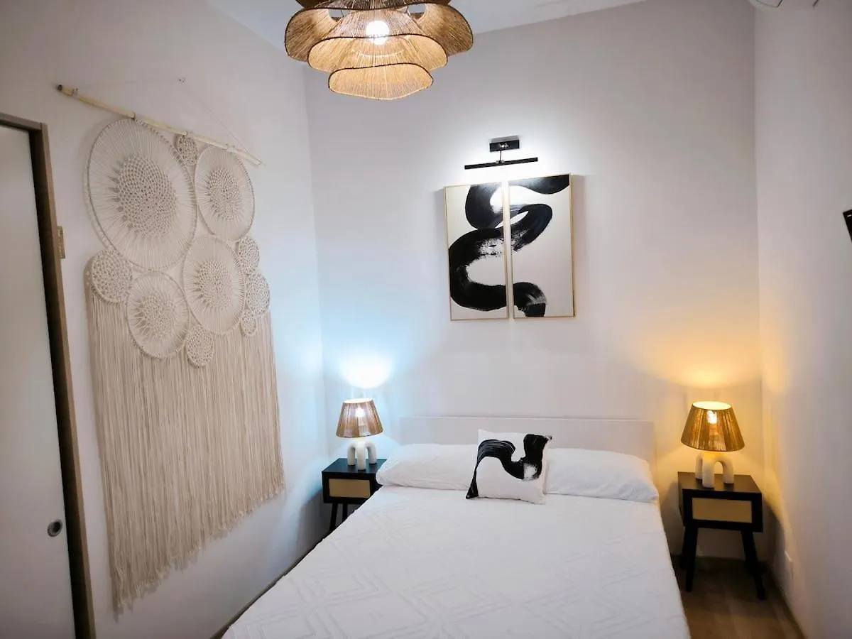 Zen Island Downtown Florence, New Apartment For 6