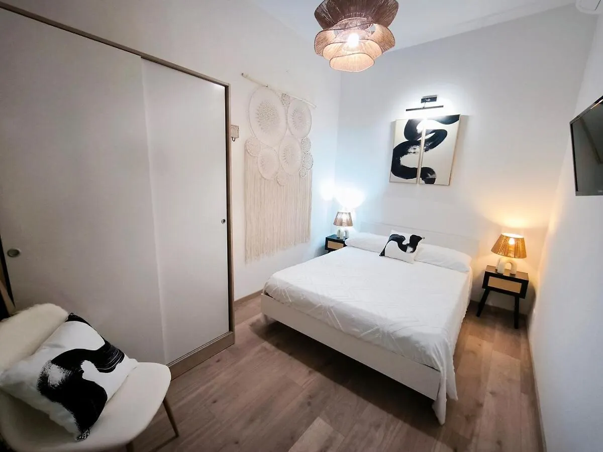 Zen Island Downtown Florence, New Apartment For 6