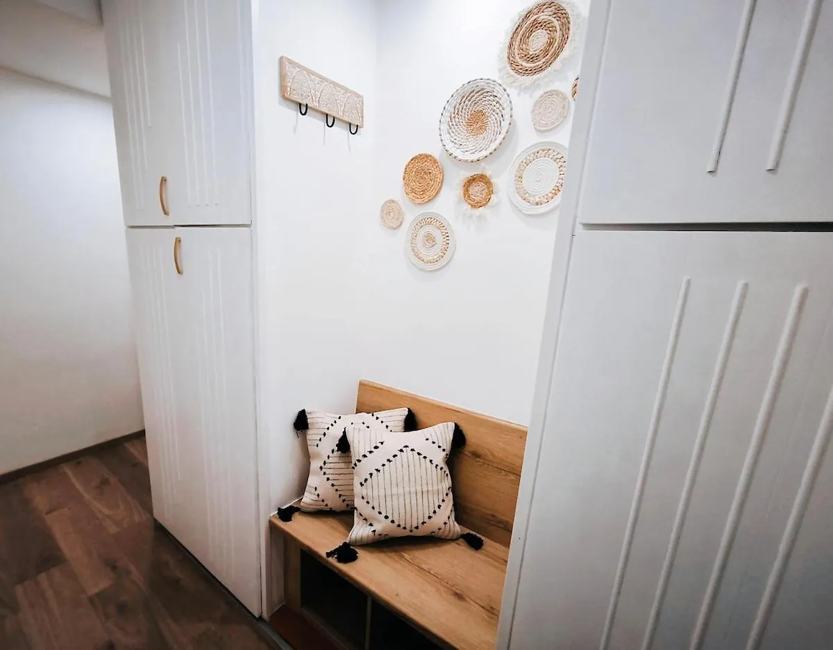 Zen Island Downtown Florence, New Apartment For 6