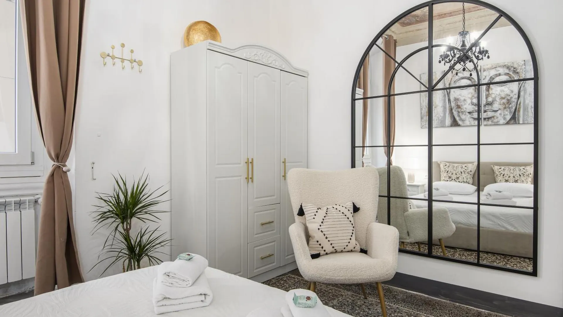 Zen Island Downtown Florence, New Apartment For 6