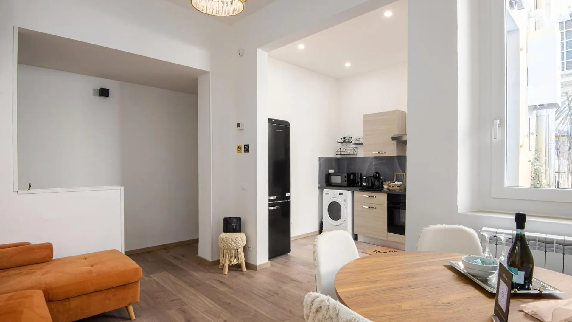 Zen Island Downtown Florence, New Apartment For 6