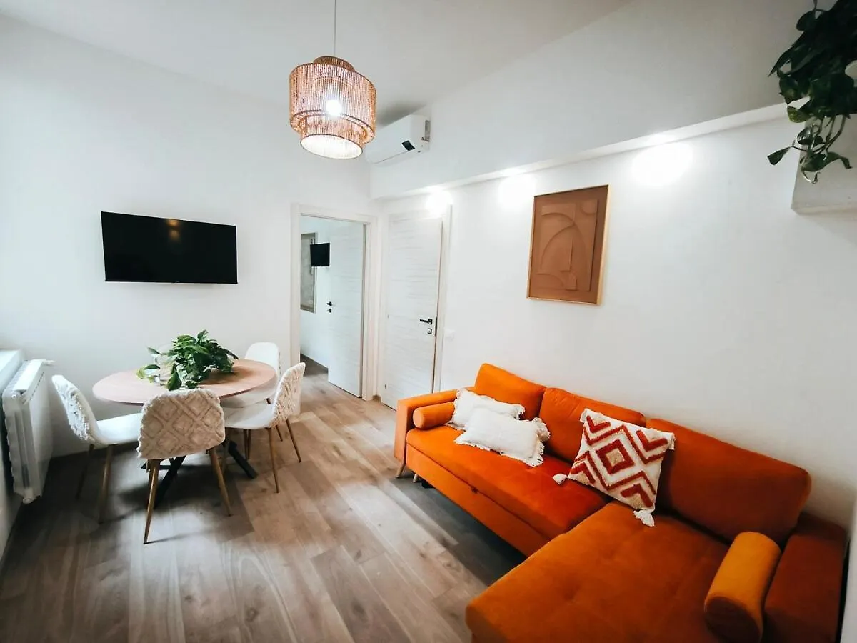 Zen Island Downtown Florence, New Apartment For 6