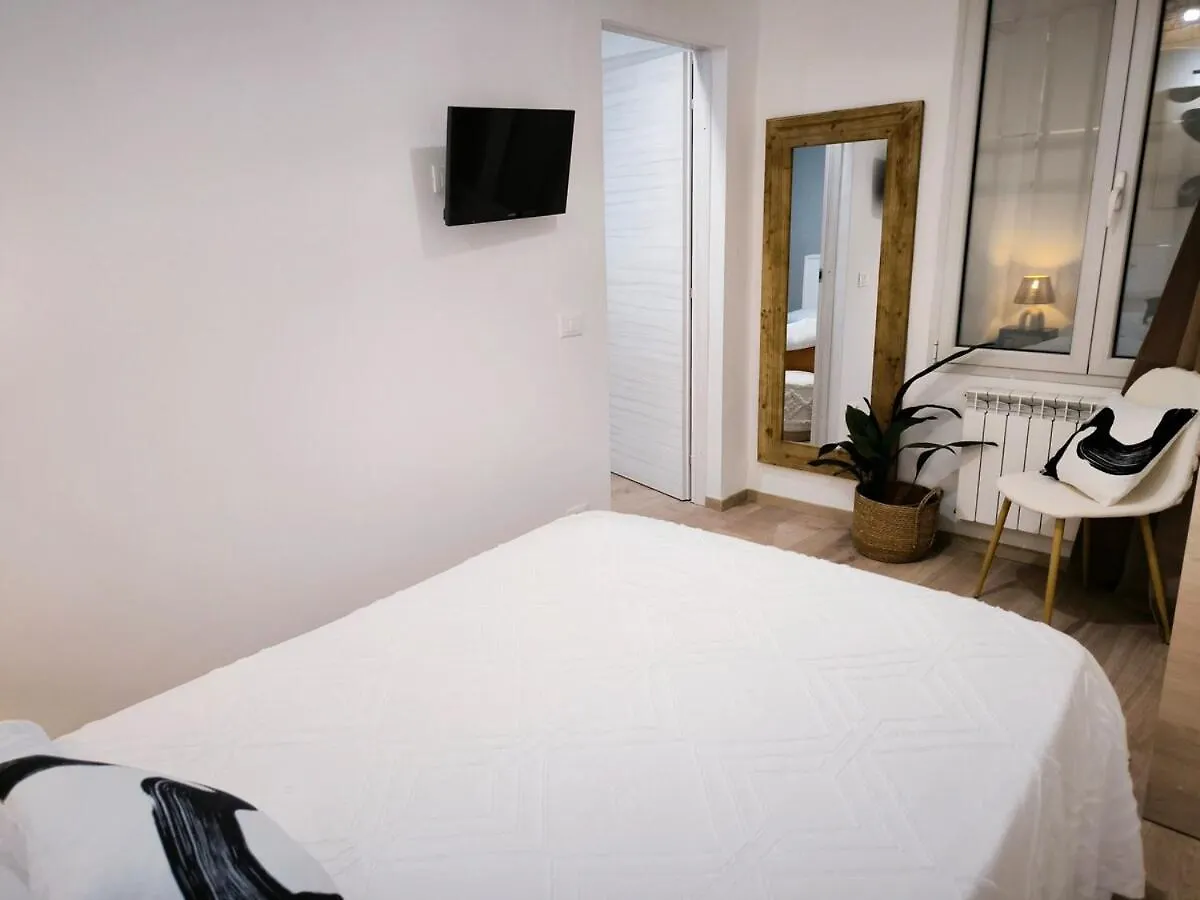 Zen Island Downtown Florence, New Apartment For 6 Italien