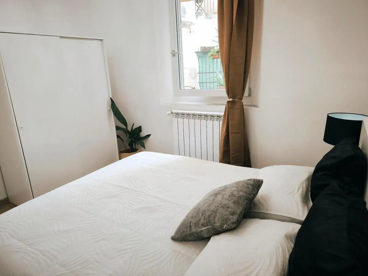 Zen Island Downtown Florence, New Apartment For 6