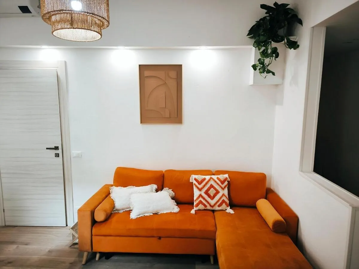 Zen Island Downtown Florence, New Apartment For 6