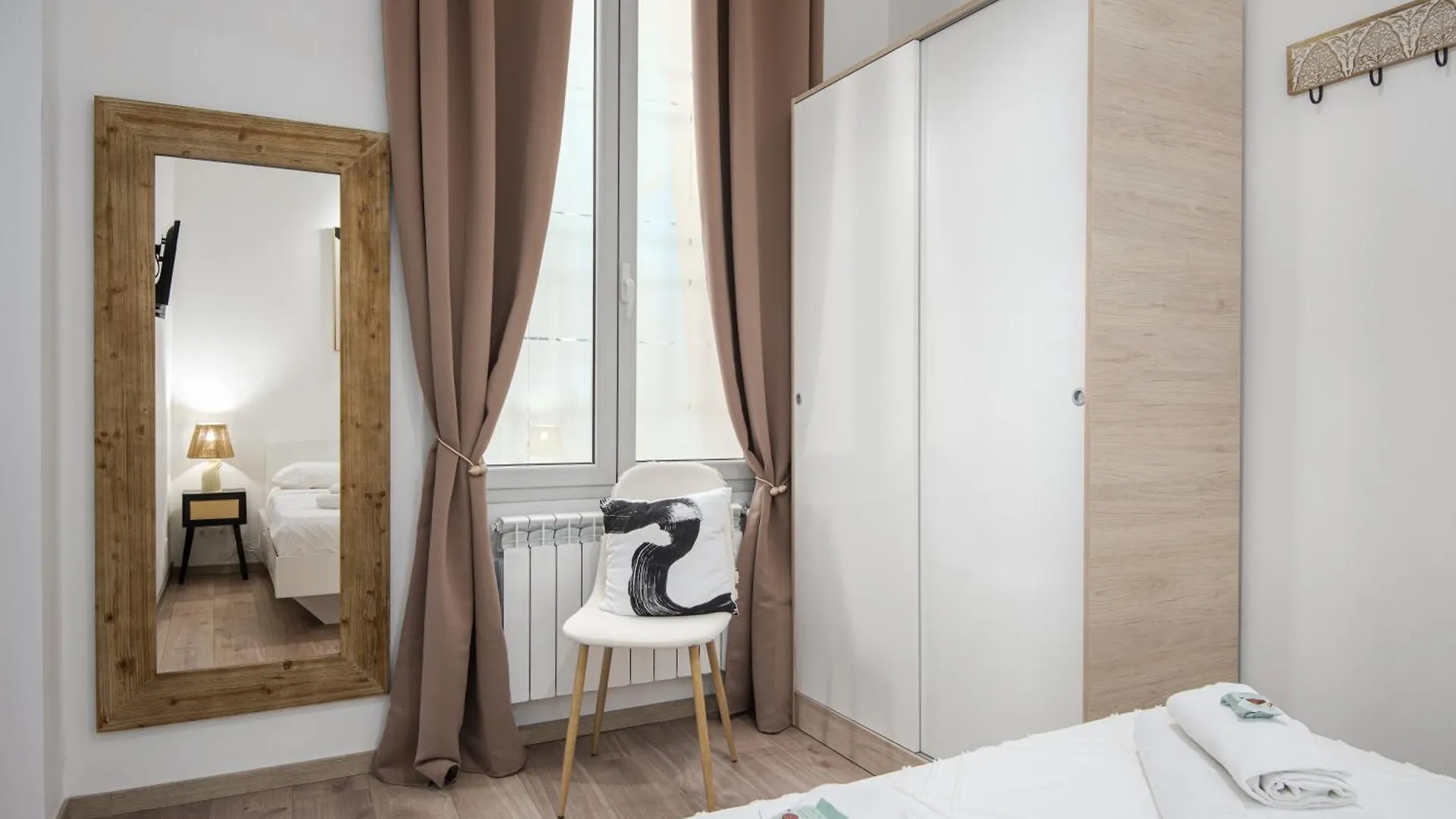 Zen Island Downtown Florence, New Apartment For 6  Florens