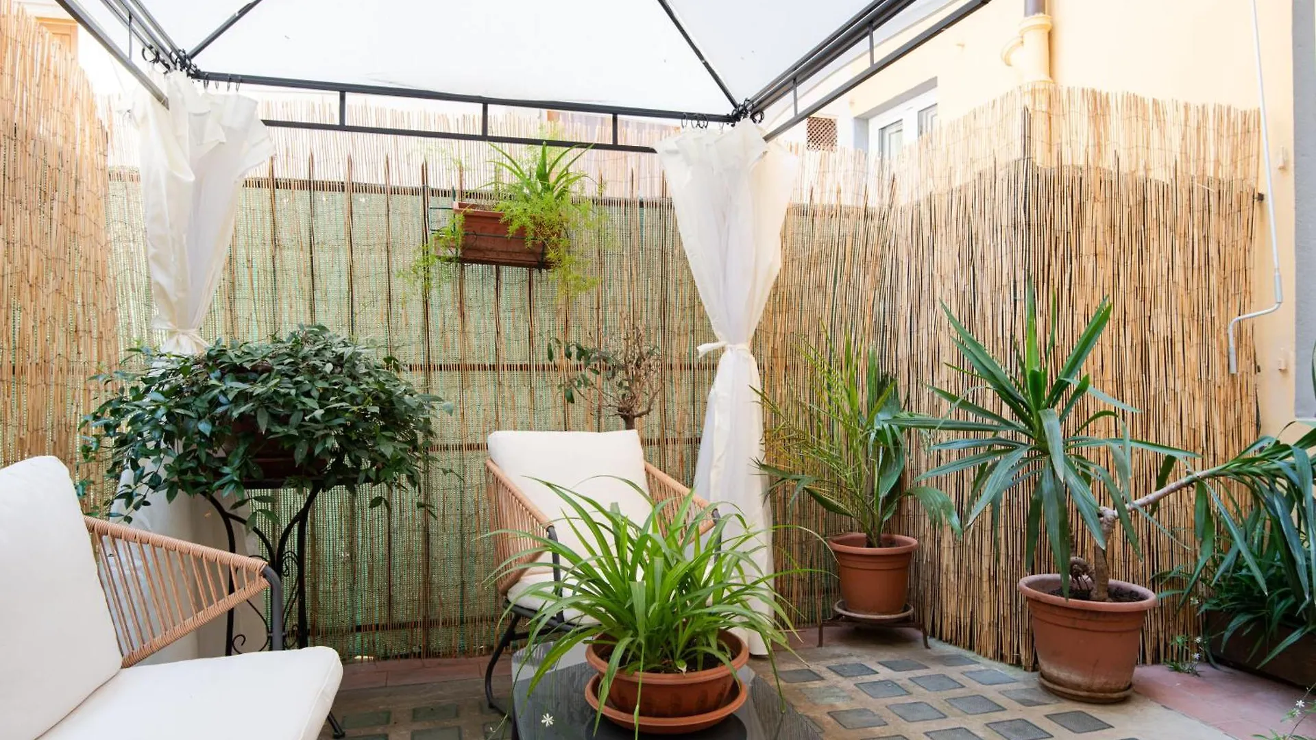 Zen Island Downtown Florence, New Apartment For 6
