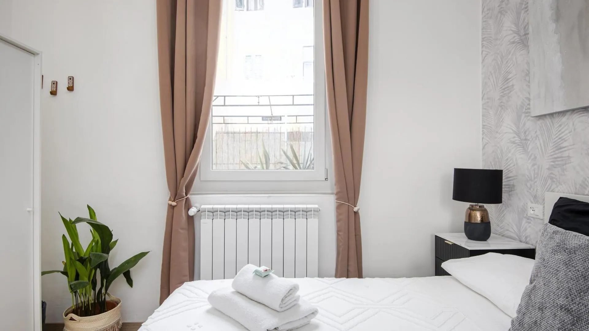 Zen Island Downtown Florence, New Apartment For 6